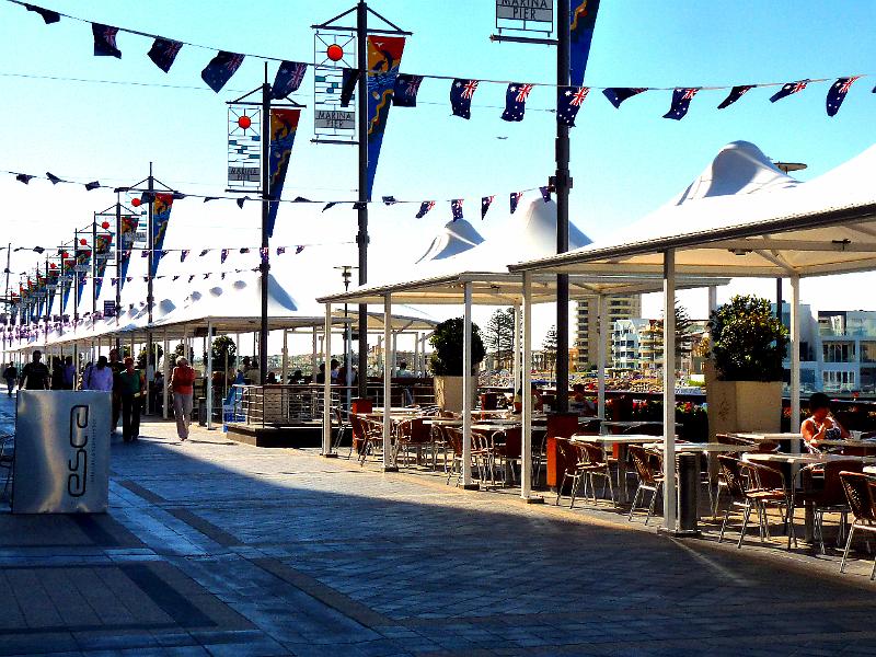 21 Entlang dem Motor-Boothafen ist eine Promenade mit vielen Restaurants.jpg - Die Holdfast Promenade am Yachthafen.